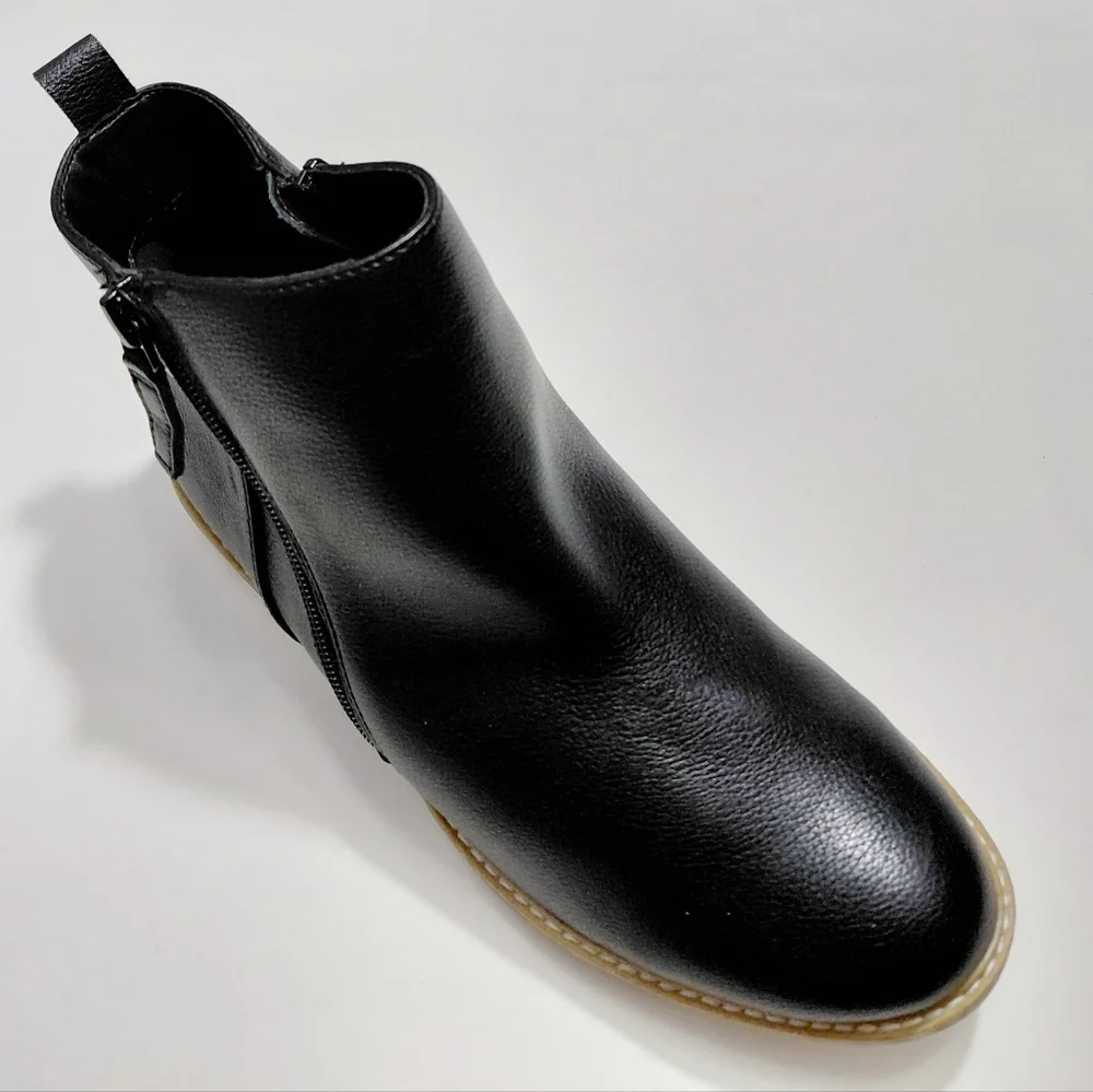 ME TOO Women's Black Sporty Wedge  Ankle Boots with Side Zipper - 8M